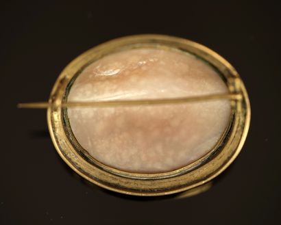 BROCHE camée coquille figurant un profil...