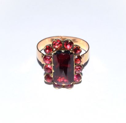 BAGUE en or rose 18K (750°/°°), à chaton...