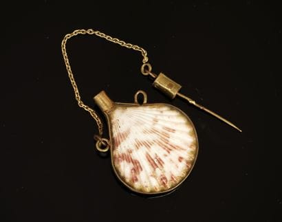 PENDENTIF FLACON, la panse formée de 2 coquilles...