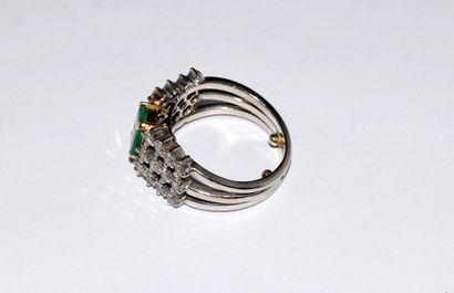 BAGUE en or blanc 18K (750°°), ornée d’une...