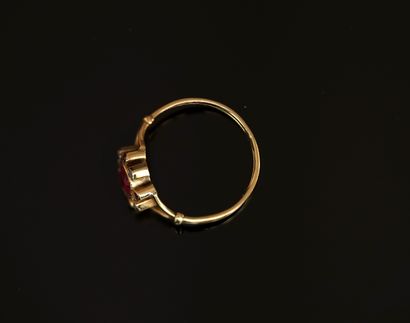 BAGUE en or jaune 18K (750/°°) centrée d'un...