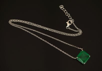 925/°° silver NECKLACE holding a square emerald...
