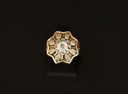 BAGUE FLEUR en or jaune et gris 18K (750/°°)...