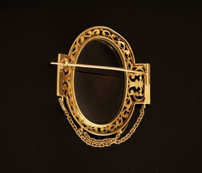 BROCHE CAMEE ovale sur agate présentant un...