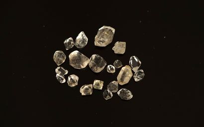 LOT DE DIAMANTS BRUTS de tailles diverses...