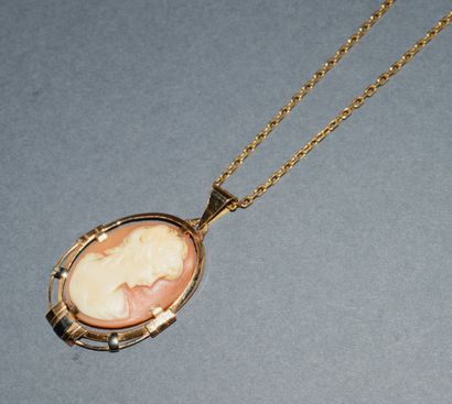 PENDENTIF CAMEE COQUILLE en or jaune 18K...