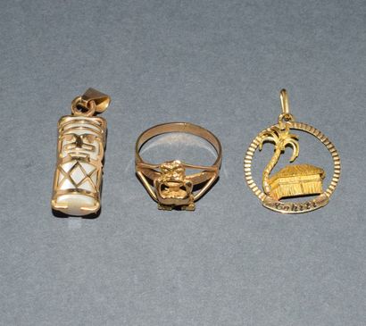 ENSEMBLE de BIJOUX souvenirs de Tahiti en...