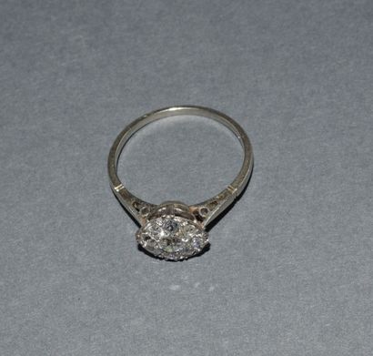 BAGUE en or blanc 18K (750/°°), centrée d’un...