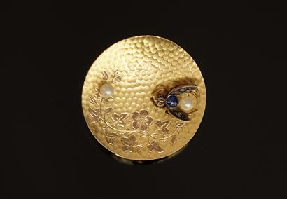 BROCHE ronde en or jaune 18K (750/°°) martelée,...