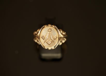 BAGUE sigillaire en métal doré à attribut...