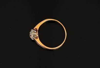BAGUE en or jaune 18K (750/°°) et platine...
