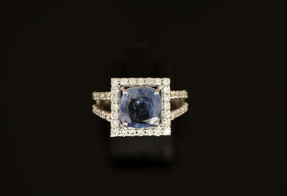 RING in 18K (750/°°) white gold, centered...