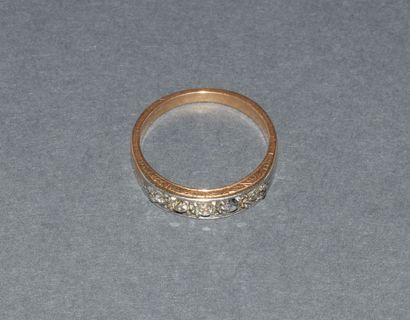 DEMI-ALLIANCE en or jaune 18K (750/°°) sertie...