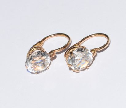 PAIRE DE DORMEUSES en or jaune 18K (750/°°),...