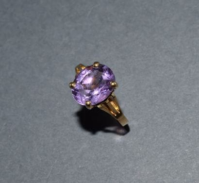 RING in 18K (750/°°) yellow gold centered...