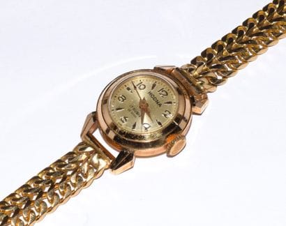 HODNA - MONTRE BRACELET signée, en or jaune...