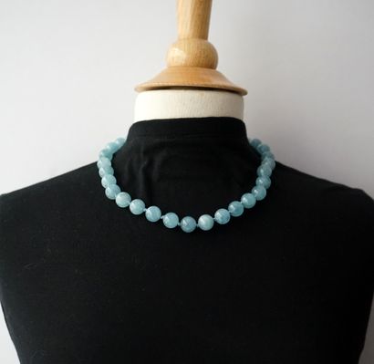 COLLIER composé de boules rondes d'aigue-marine,...