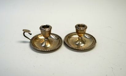 ENSEMBLE de 2 BOUGEOIRS à main en argent...