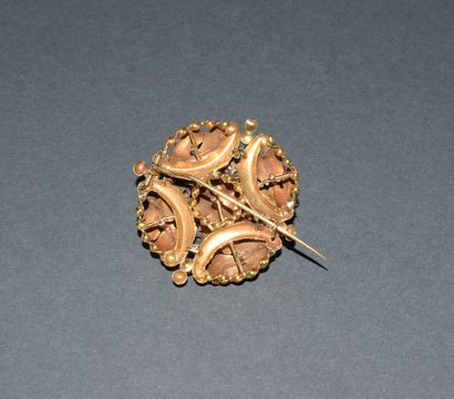 BROCHE en or jaune 18K (750/°°), figurant...