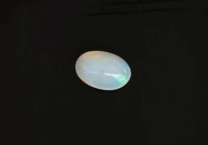 OPALE cabochon ovale sur papier 5ct environ....