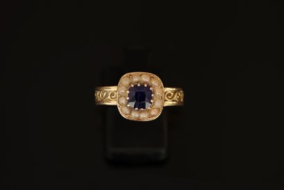 BAGUE en or jaune 18K (750/°°) centrée d'une...