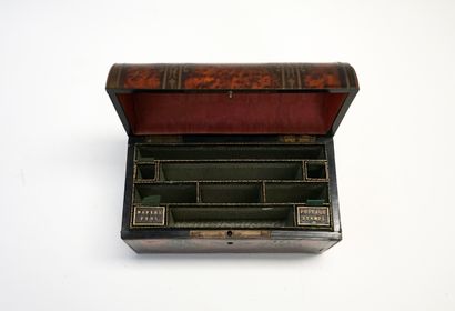 COFFRET à lettres ou à écrire à couvercle...