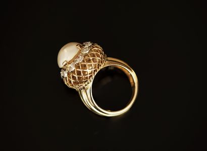 BAGUE COKTAIL en or jaune 18K (750/°°) centrée...