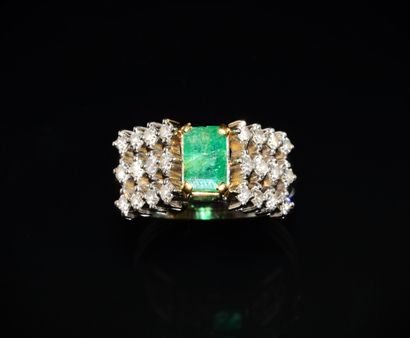 BAGUE en or blanc 18K (750°°), ornée d’une...