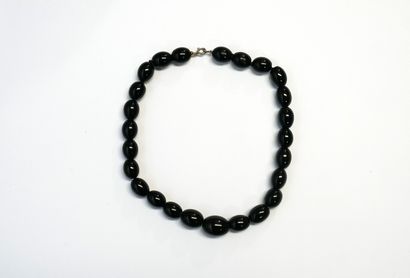 COLLIER RAS DE COU composé de perles synthétiques...