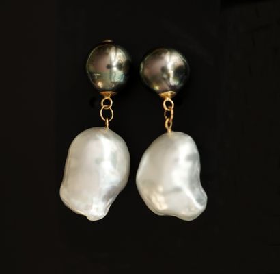 PAIRE DE PENDANTS D'OREILLES en or 18K (750/°°)...