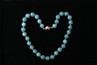 COLLIER composé de boules rondes d'aigue-marine,...