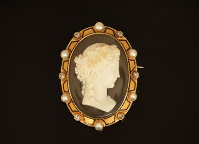 BROCHE CAMEE ovale sur agate présentant un...