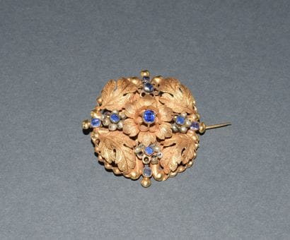 BROCHE en or jaune 18K (750/°°), figurant...