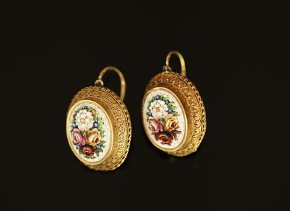 PAIRE DE DORMEUSES en or jaune 18k (750/°°)...