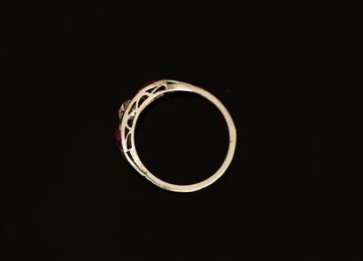 BAGUE type JARRETIERE en platine centrée...