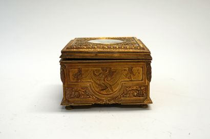 COFFRET en bronze doré, les côtés de muses...