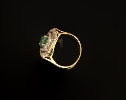 RING in 18k yellow gold (750/°°) centered...