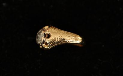 BAGUE en or jaune 18K (750/°°) centrée d'un...