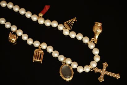 COLLIER composé de perles de culture blanches...