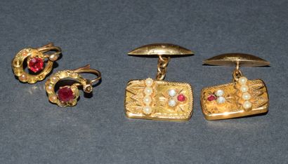 PAIRE DE DORMEUSES en or jaune 18K (750/°°),...
