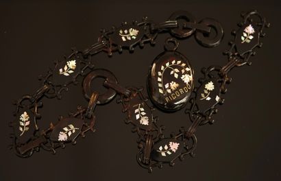 ENSEMBLE en écaille et incrustations de nacre...