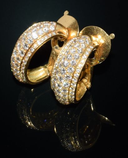 PAIR OF EARRINGS, in 18K (750°/°°) yellow...