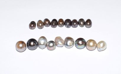 ENSEMBLE de 9 perles de Tahiti semi-baroque...