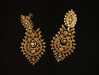 PAIRE DE PENDANTS D'OREILLES en argent doré...