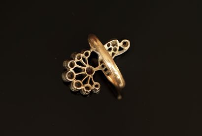 BAGUE en or 18k (750/°°) et argent présentant...