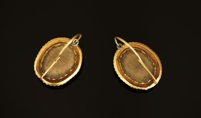 PAIRE DE DORMEUSES en or jaune 18k (750/°°)...