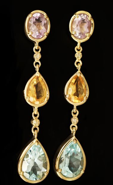 PAIRE DE PENDANTS D'OREILLES en argent doré...