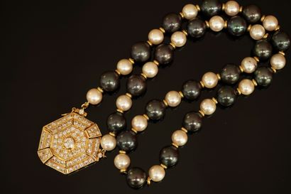 COLLAR of white cultured pearls alternating...