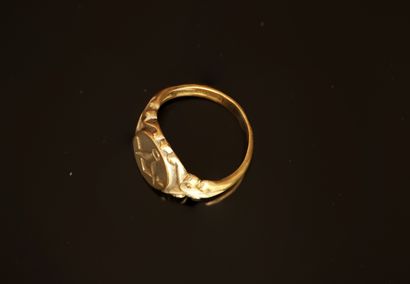 BAGUE sigillaire en métal doré à attribut...