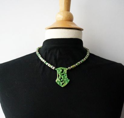 COLLIER en métal chromé et composite vert...